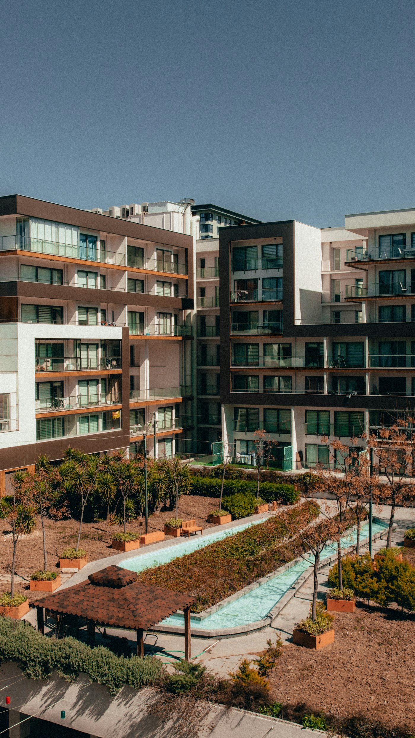 Modern site ve apartman kompleksi — site güvenlik kamerası ve plaka tanıma sistemleri