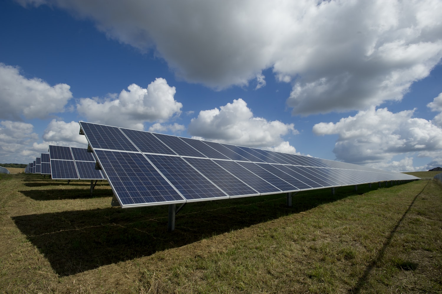 Tarlada kurulu güneş paneli dizileri — tarımsal sulama için solar enerji